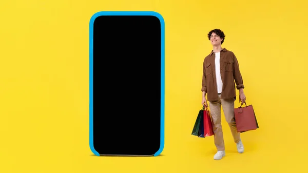 Shopping Application Glücklicher Junger Mann Mit Einkaufstaschen Die Neben Großen — Stockfoto