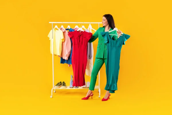 Conceito Moda Tendências Senhora Shopaholic Animado Escolher Entre Dois Vestidos — Fotografia de Stock