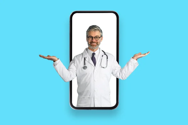 Digital Health Solutions Przyjazny Wesoły Przystojny Siwowłosy Dojrzały Lekarz Ogromnym — Zdjęcie stockowe