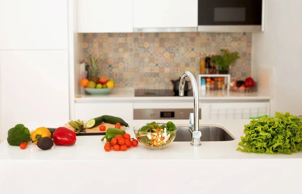 Cocinar Comida Saludable Interior Cocina Moderna Con Productos Alimentación Verduras — Foto de Stock