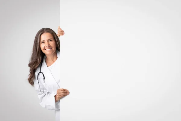 Gülümseyen Kıdemli Tıp Çalışanı Beyaz Reklam Panosuna Bakıyor Metin Tasarım — Stok fotoğraf