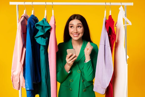 Güzel Bir Alışveriş Teklifi Kafkasyalı Mutlu Bir Kadın Telefon Kulubesinde — Stok fotoğraf