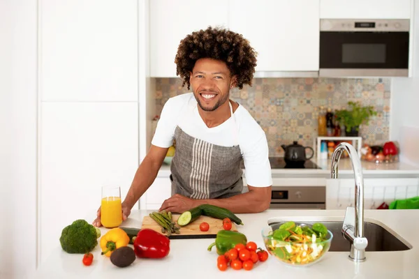 Mestre Culinária Tiros Homem Negro Feliz Posando Perto Bancada Cozinha — Fotografia de Stock