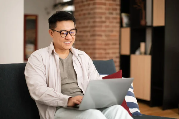 Онлайн Робота Щасливий Азіатський Чоловік Використовуючи Ноутбук Друкує Серфінг Інтернет — стокове фото