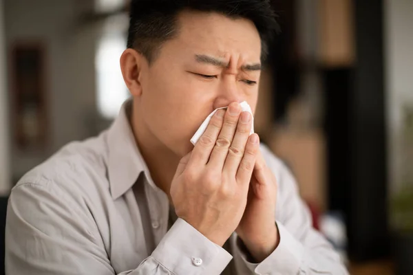Soğuk Algınlığı Grip Alerji Orta Yaşlı Hasta Bir Asyalı Peçeteye — Stok fotoğraf