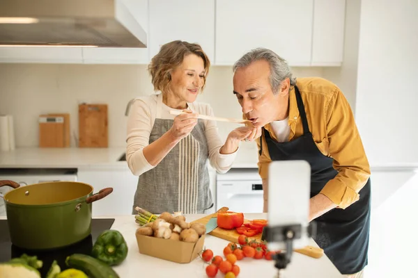Positiva Äldre Makar Matlagning Hälsosam Middag Och Kvinna Mata Man — Stockfoto