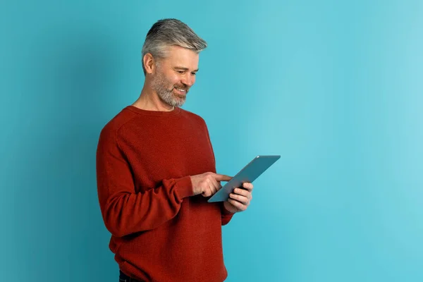 Vidám Jóképű Középkorú Férfi Alkalmi Segítségével Modern Digitális Tabletta Kék — Stock Fotó