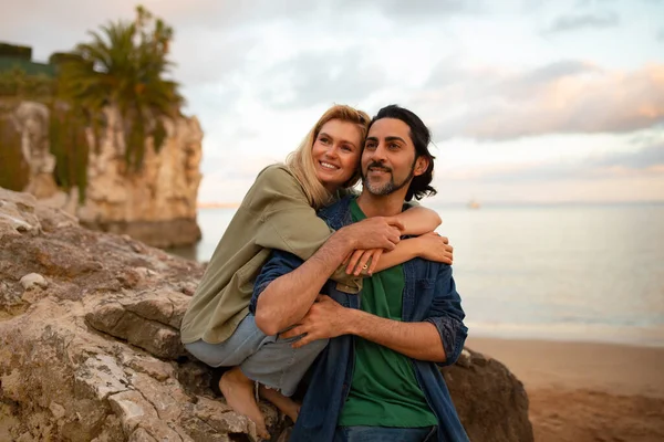 Ritratto Romantica Giovane Coppia Che Abbraccia Sulla Spiaggia Tramonto Amanti — Foto Stock