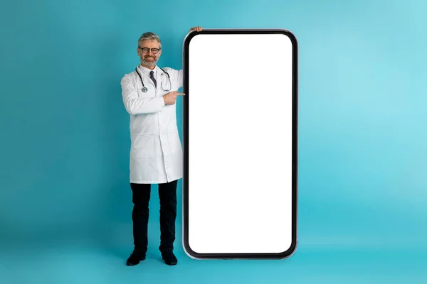 Telemedicína Virtuální Konzultace Hezký Lékař Středního Věku Ukazuje Velký Smartphone — Stock fotografie