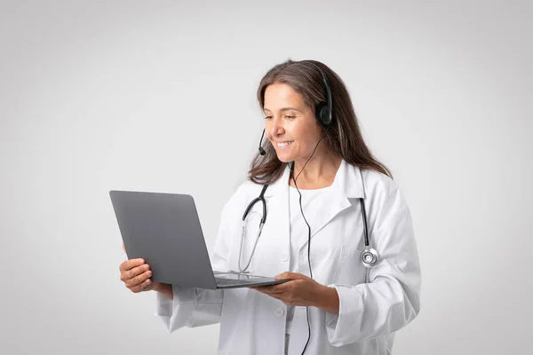 Wesoły Europejski Starszy Lekarz Białym Płaszczu Stetoskopem Słuchawki Wideo Dzwoniące — Zdjęcie stockowe