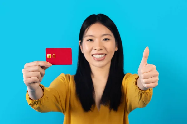 Karta Kredytowa Łatwa Koncepcja Bankowa Wesoły Szczęśliwy Uśmiechnięty Chiński Młoda — Zdjęcie stockowe