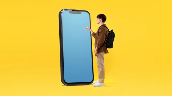 Aplicação Educacional Cara Estudante Com Mochila Usando Telefone Celular Gigante — Fotografia de Stock