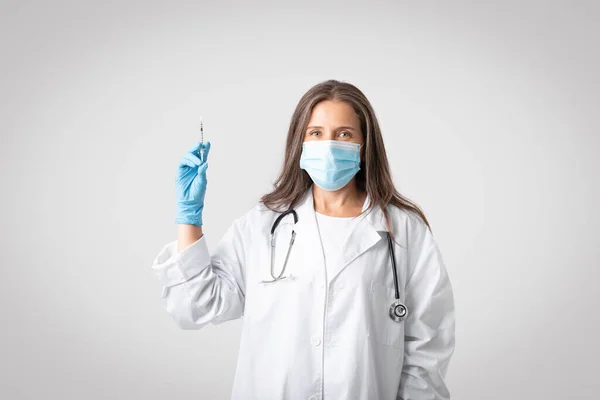 Vážná Starší Lékařka Bílém Plášti Ochranná Maska Injekční Stříkačkou Vakcínou — Stock fotografie