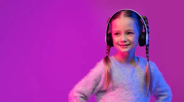 Çocuk Konsepti Için Müzikal Mobil Uygulama Sevimli Sevimli Güzel Sarışın — Stok fotoğraf