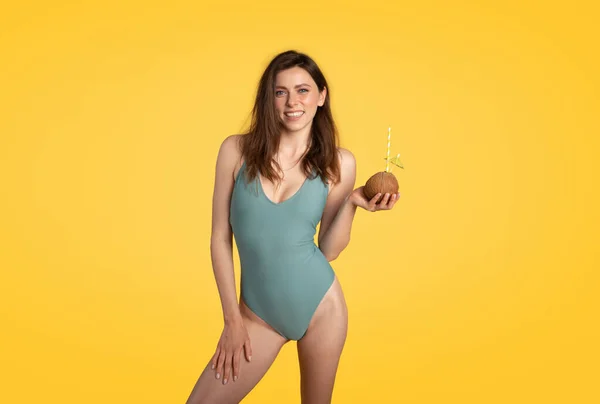 Zomer Stemming Portret Van Vrolijke Blanke Dame Eendelig Zwempak Poserend — Stockfoto