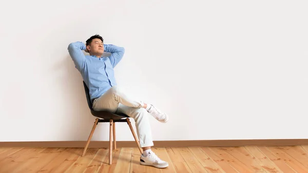 Klidný Asijský Dospělý Muž Relaxační Sedí Židli Opřený Zády Drží — Stock fotografie