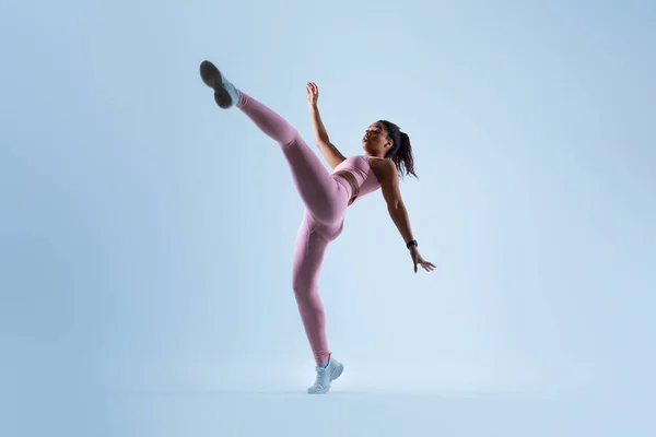 Fit Black Lady Raising Leg Showing Perfect Stretching Doing Karate — Stock Photo, Image