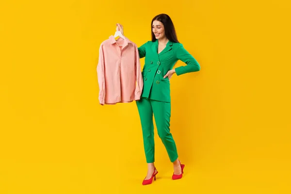Moda Trendleri Alışveriş Merkezinde Başarılı Bir Alışveriş Yaptıktan Sonra Sarı — Stok fotoğraf