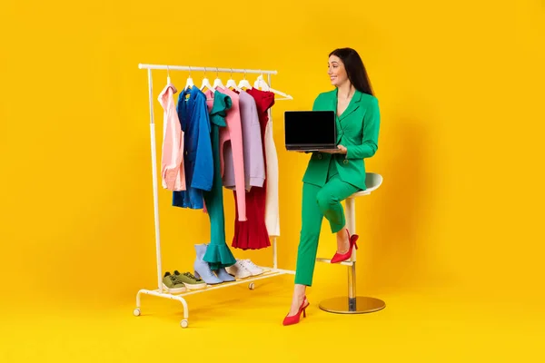 Genç Bayan Tasarımcı Dizüstü Bilgisayarını Boş Ekranlı Reklam Mağazası Web — Stok fotoğraf