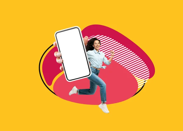 Tienda Online Mujer Joven Feliz Mostrando Gran Teléfono Inteligente Blanco — Foto de Stock