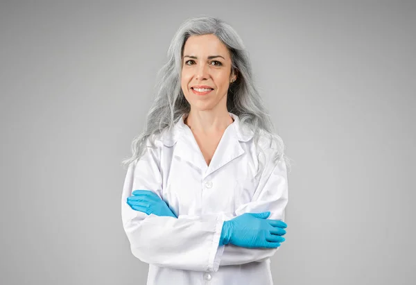 Медицинский Персонал Портрет Уверенной Себе Женщины Врача Позирующей Белом Халате — стоковое фото