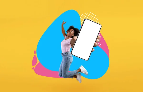 Cep Telefonu Reklamı Heyecanlı Siyah Kadın Elinde Büyük Boş Akıllı — Stok fotoğraf