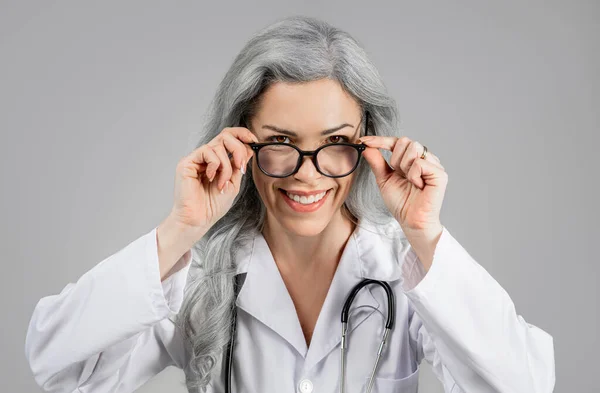 Oftalmologia Ritratto Donna Sorridente Medico Guardando Macchina Fotografica Attraverso Occhiali — Foto Stock