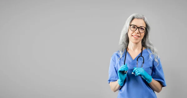Retrato Señora Trabajadora Médica Confiada Posando Con Uniforme Azul Gafas — Foto de Stock