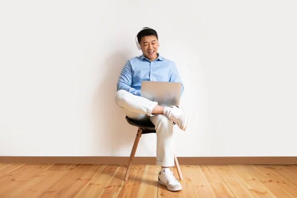 Aufgeregter Koreanischer Mann Mittleren Alters Der Laptop Arbeitet Und Drahtlose — Stockfoto