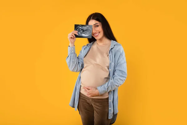 Koncept Mateřství Šťastná Těhotná Žena Držící Ultrazvukovou Fotku Svého Dítěte — Stock fotografie
