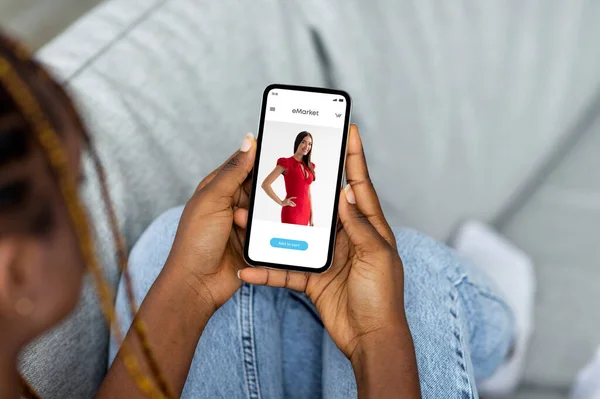Молодая Черная Женщина Делает Покупки Онлайн Телефону Смотрит Новую Одежду — стоковое фото