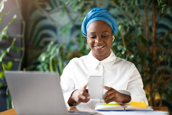 Freelance Remote Work Smiling Pretty Young Black Woman Independent Contractor — Stock Photo, Image