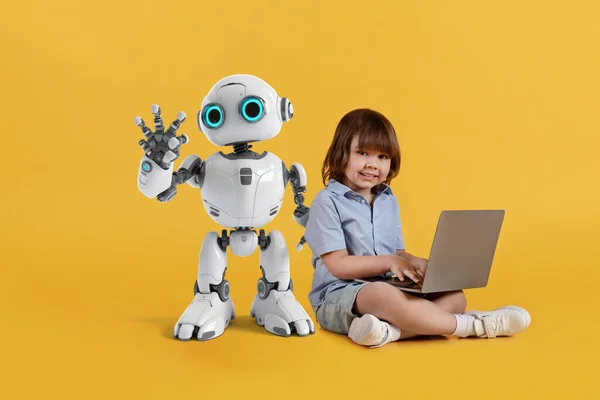 Çocuklar Için Robotik Programlama Mühendislik Dizüstü Bilgisayarı Olan Kameraya Gülümseyen — Stok fotoğraf