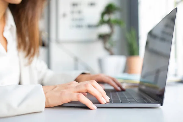 Împușcat Closeup Femeie Afaceri Folosind Laptop Tastând Tastatură Așezat Masă — Fotografie, imagine de stoc