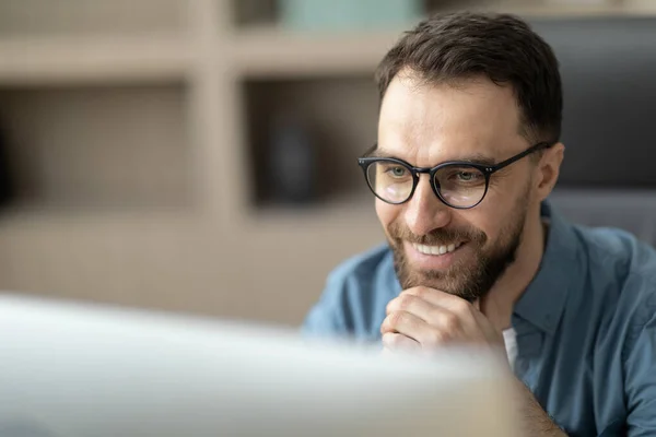 Closeup Shot Smiling Handsome Man Eyeglasses Working Laptop Office Millennial — 스톡 사진