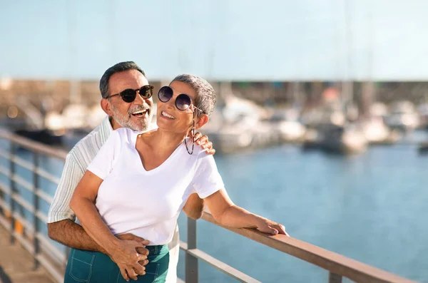 Summer Joy Senior Couple Posing Yachts Sailboats Embracing Laughing Marina — Stock Photo, Image