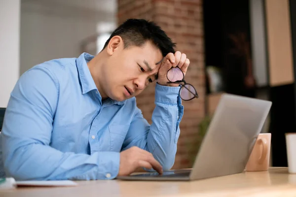 自由职业者精疲力竭 厌倦了的亚洲中年男人在上网上网 坐在家里工作 自由自在时感到困倦和有问题 — 图库照片