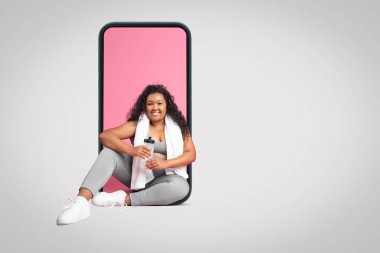 Havlusu ve su şişesi olan, gri stüdyo arka planında, kolajında ve boş alanda izole edilmiş, pozitif boyda, siyah bir kadın. Eğitim, vücut bakımı, spor blogu uygulaması