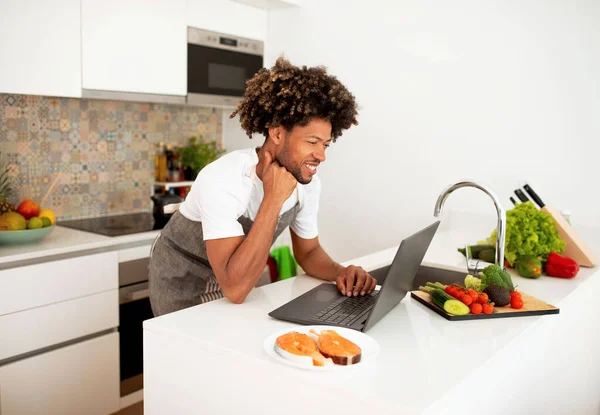 Internet Recipes Side View Cheerful Black Man Cooking Websurfing Laptop — Stock Photo, Image