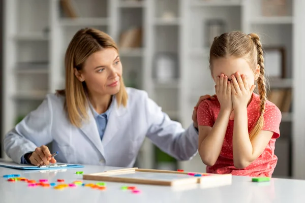 Детские Психологические Проблемы Расстроенная Маленькая Девочка Плачет Время Сеанса Психотерапии — стоковое фото