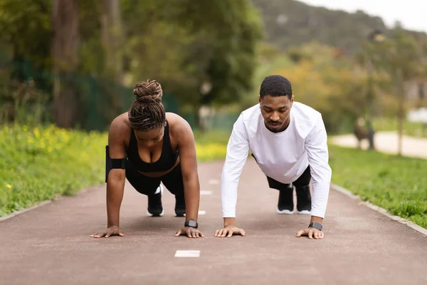 Vážný Mladý Černošky Pár Dělat Kliky Podívat Telefon Těšit Cvičení — Stock fotografie