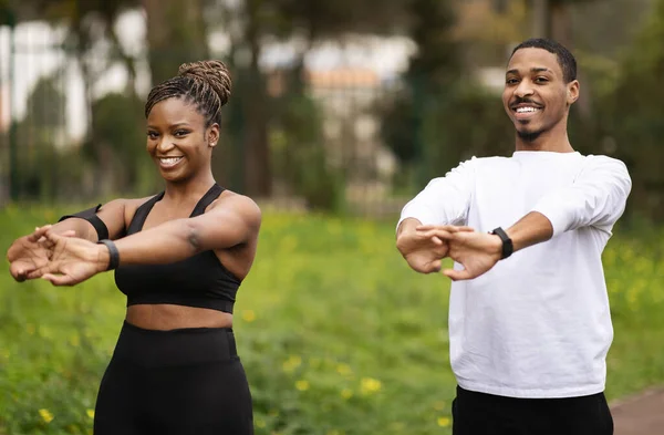 Spor Giyimli Neşeli Genç Siyah Çift Yaz Parkında Isınıyor Egzersizi — Stok fotoğraf