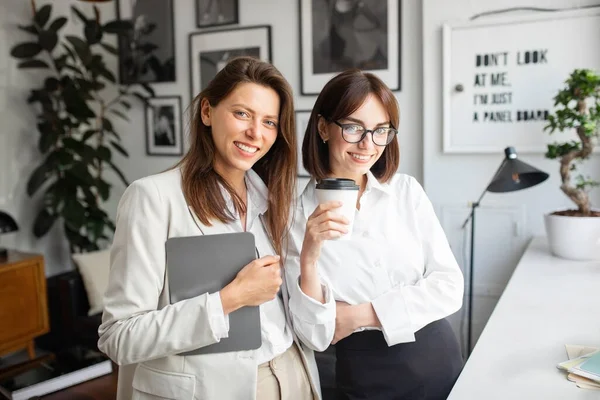 Coworking Koncepció Portré Boldog Két Vállalkozók Pózol Mosolyog Kamera Előtt — Stock Fotó