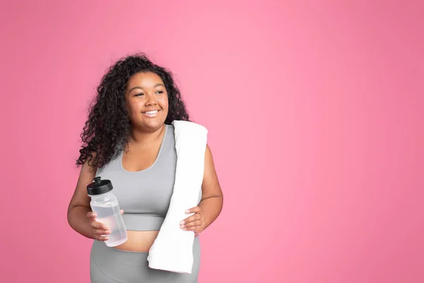 Happy Black Size Woman Sportswear Towel Holding Bottle Water Descansando — Fotografia de Stock