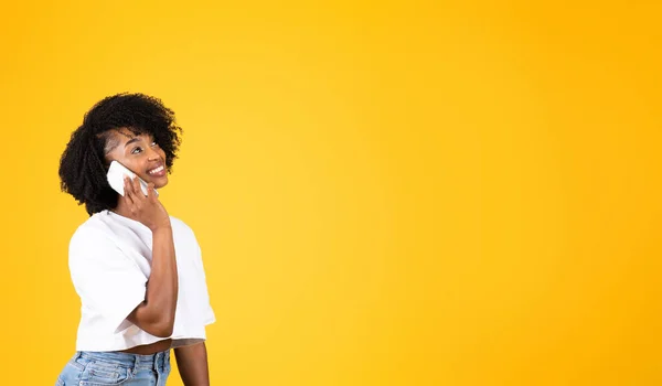 Boldog Fiatal Afro Amerikai Göndör Telefonál Okostelefonon Beszél Egy Barátjával — Stock Fotó