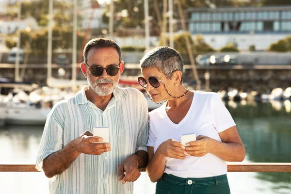 Mature Spouses Using Phones Travel Apps Posing Marina Pier Luxury — Stock Photo, Image