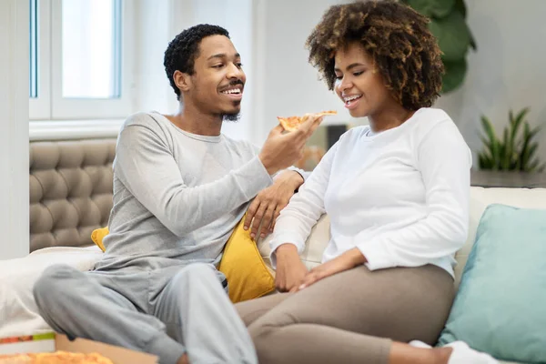 Amar Bonito Jovem Negro Marido Alimentando Sua Namorada Feliz Casal — Fotografia de Stock