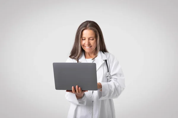 Happy Confident European Senior Woman Doctor White Coat Stethoscope Using — Stock Photo, Image