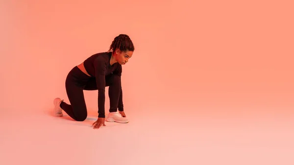 Δυνατός Και Γυμνασμένος Sporty Μαύρη Δρομέας Γυναίκα Κάνει Crouch Αρχίσει — Φωτογραφία Αρχείου
