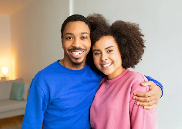 爱与幸福 欢乐的黑人年轻夫妇拥抱站在室内拍照的肖像 丈夫拥抱妻子表达积极的情感 家庭时刻概念 — 图库照片